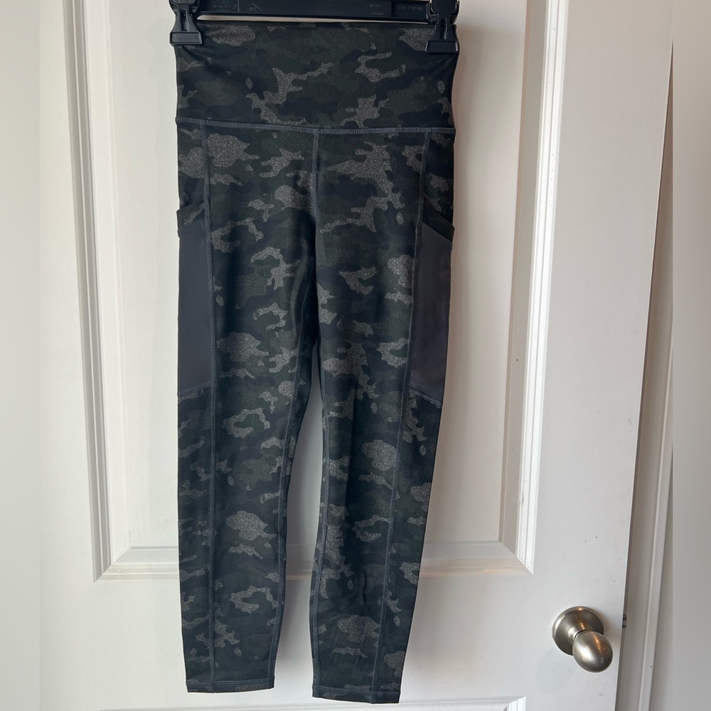 Fabletics dark Camo High-Waisted Capri. XXS